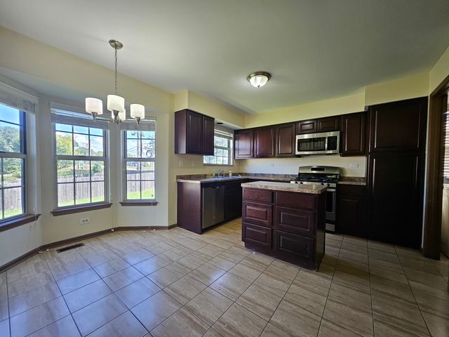 24 Jefferson Lane, Streamwood, IL 60107