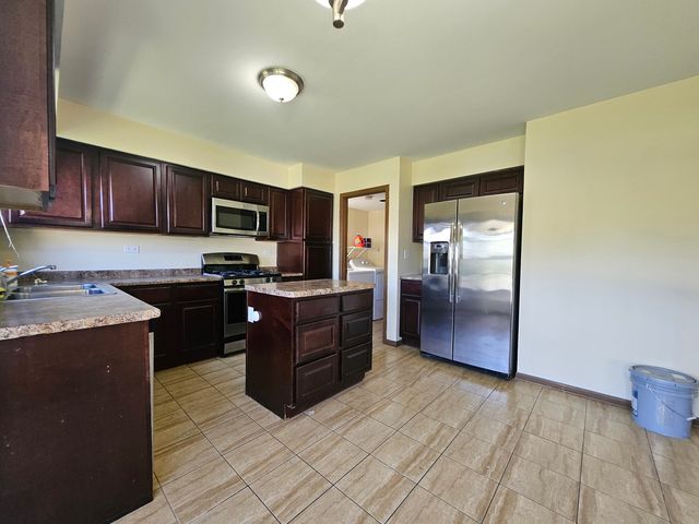 24 Jefferson Lane, Streamwood, IL 60107