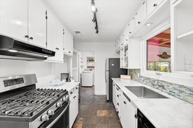 2355 Hooke Way, Sacramento, CA 95822