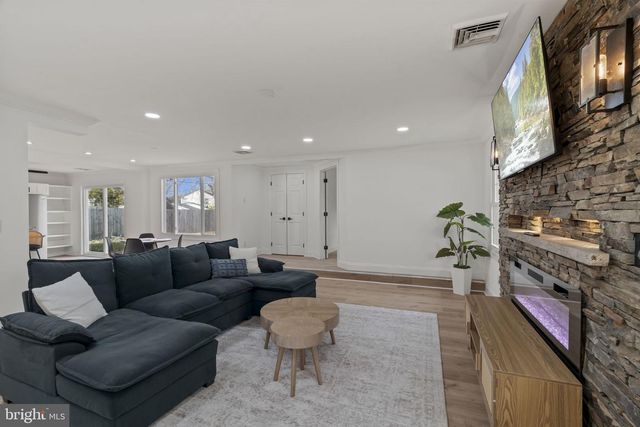 5 BURGESS LN, Willingboro, NJ 08046