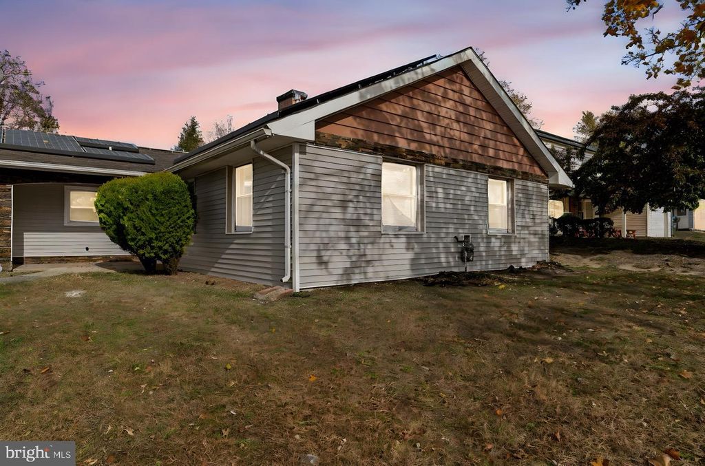 5 BURGESS LN, Willingboro, NJ 08046