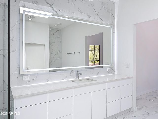 25150 N WINDY WALK Drive 14, Scottsdale, AZ 85255