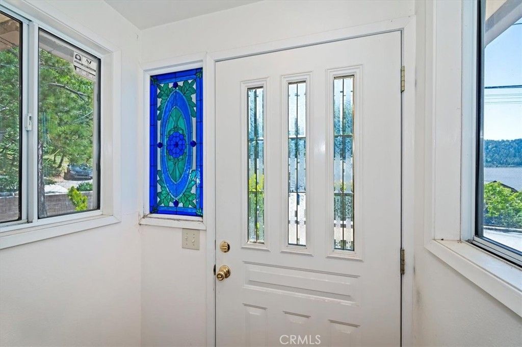 Image 11 of property listing at 695 Arth Drive, Crestline, CA 92325