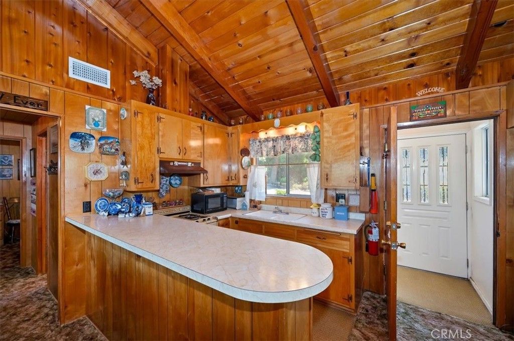 Image 20 of property listing at 695 Arth Drive, Crestline, CA 92325