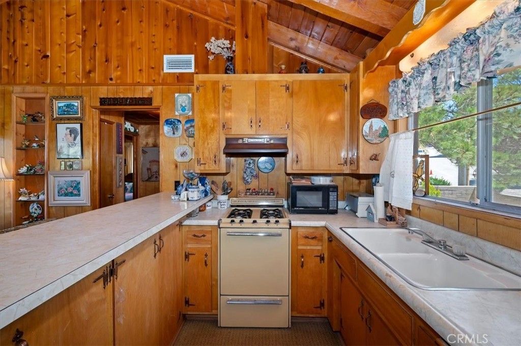 Image 21 of property listing at 695 Arth Drive, Crestline, CA 92325