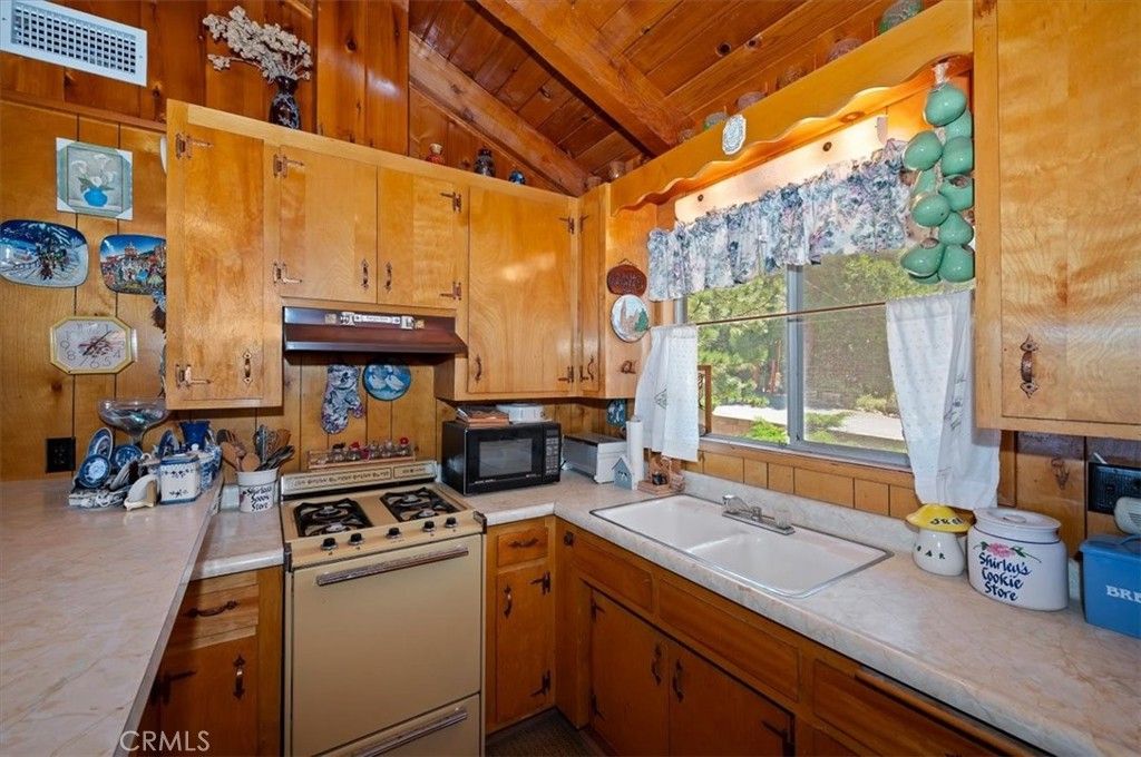 Image 22 of property listing at 695 Arth Drive, Crestline, CA 92325