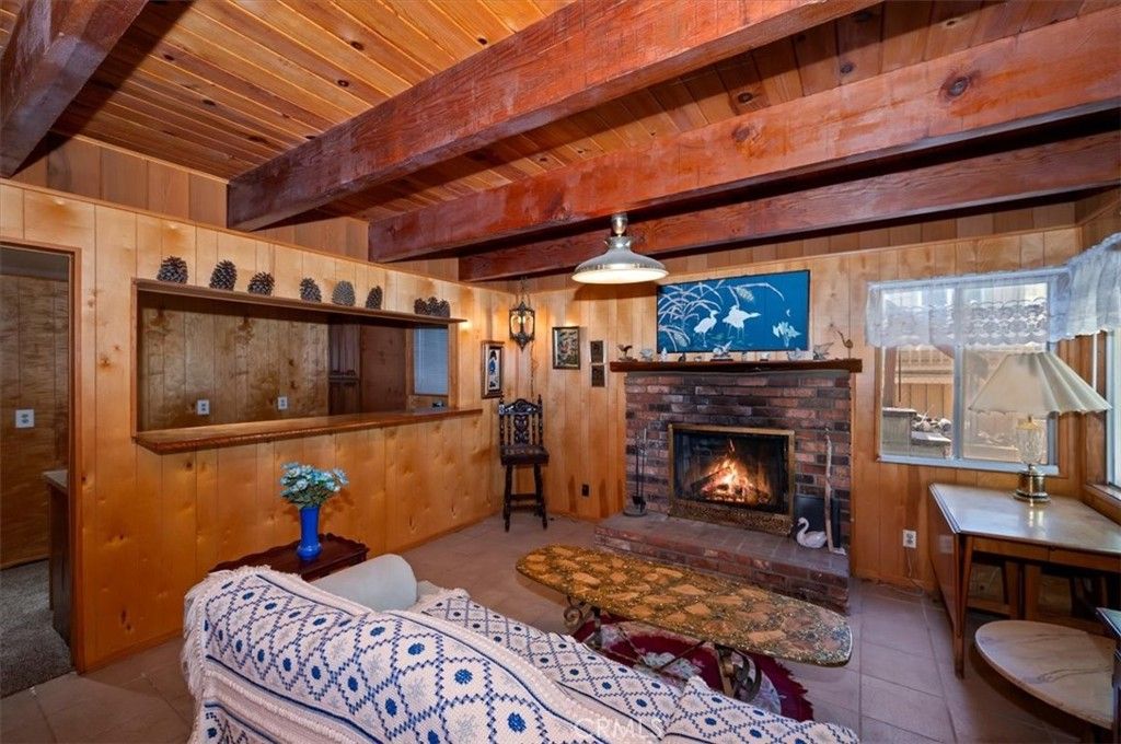 Image 25 of property listing at 695 Arth Drive, Crestline, CA 92325