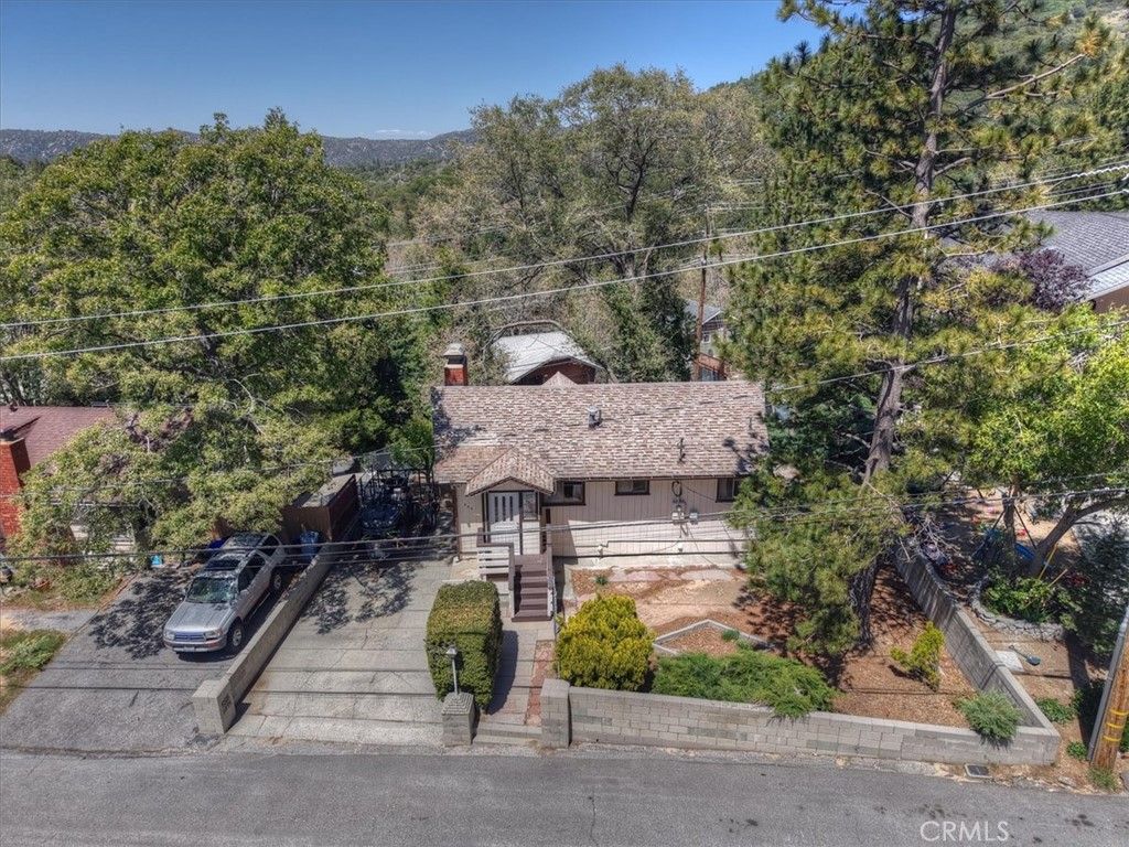 Image 4 of property listing at 695 Arth Drive, Crestline, CA 92325