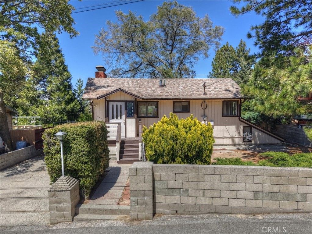 Image 6 of property listing at 695 Arth Drive, Crestline, CA 92325