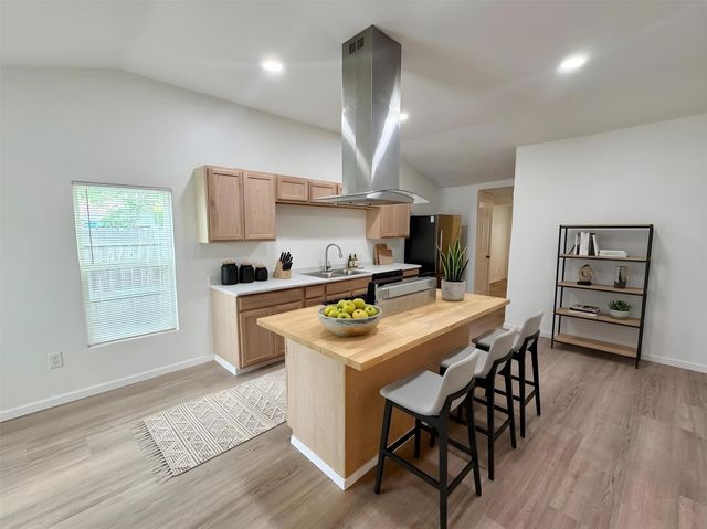514 Mckee Street, Clute, TX 77531
