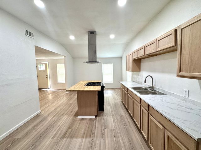 514 Mckee Street, Clute, TX 77531
