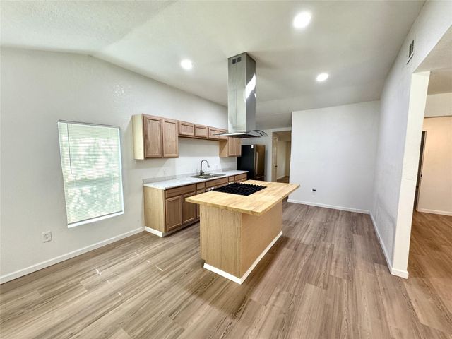 514 Mckee Street, Clute, TX 77531