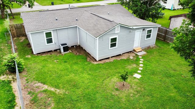 514 Mckee Street, Clute, TX 77531