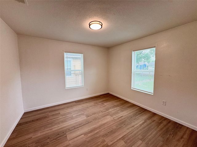 514 Mckee Street, Clute, TX 77531