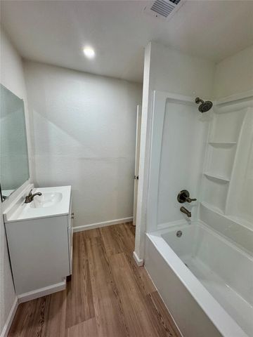 514 Mckee Street, Clute, TX 77531