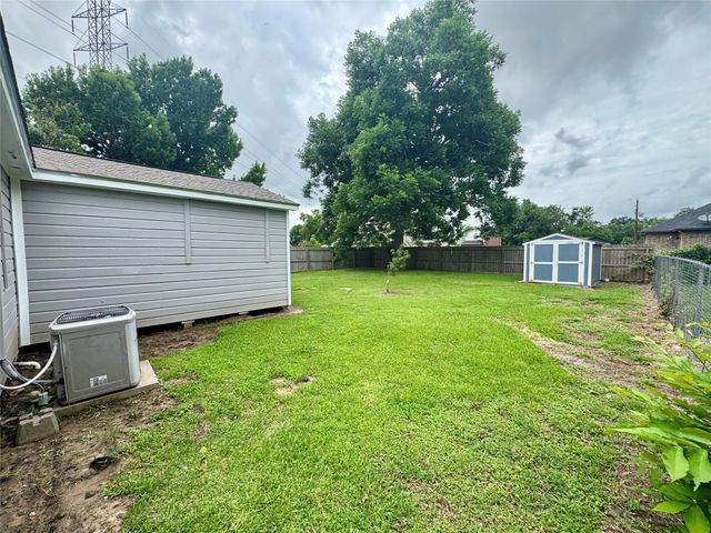 514 Mckee Street, Clute, TX 77531