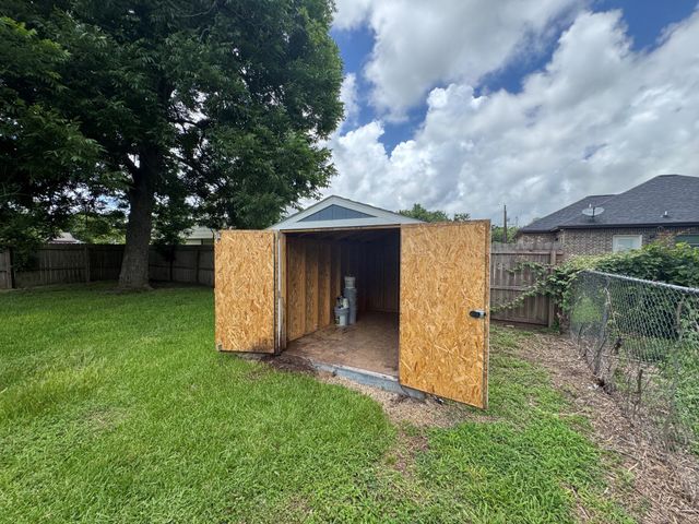514 Mckee Street, Clute, TX 77531