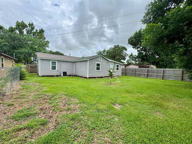 514 Mckee Street, Clute, TX 77531