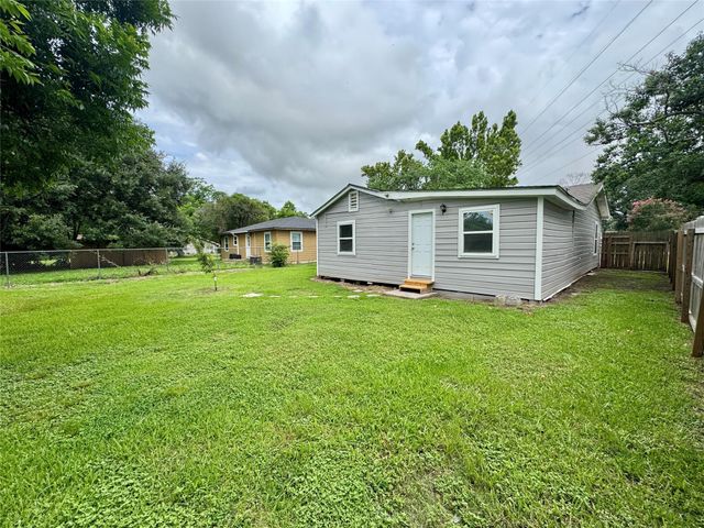 514 Mckee Street, Clute, TX 77531