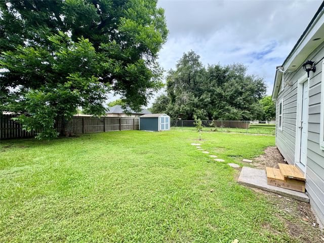 514 Mckee Street, Clute, TX 77531