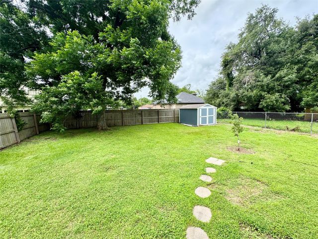 514 Mckee Street, Clute, TX 77531