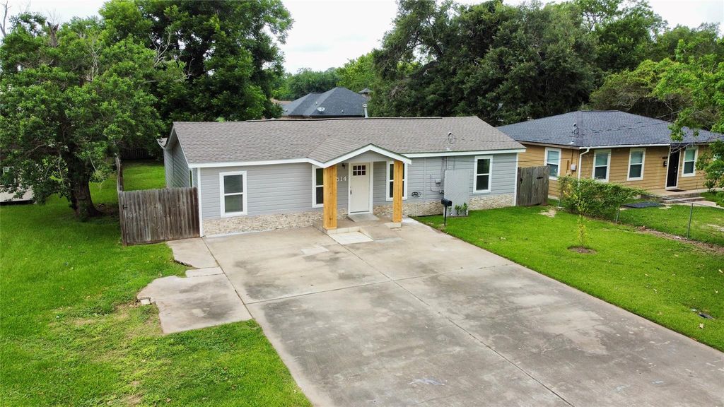 514 Mckee Street, Clute, TX 77531