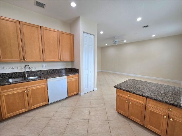 6841 N Lakeside Cir N 109-1, Davie, FL 33314