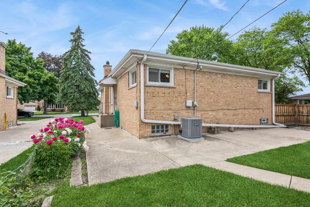 8559 N Osceola Avenue, Niles, IL 60714