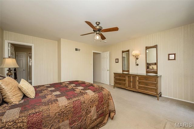 12050 Charwick Drive, St Louis, MO 63128