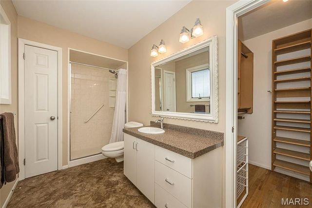 12050 Charwick Drive, St Louis, MO 63128