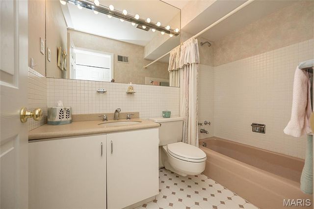 12050 Charwick Drive, St Louis, MO 63128