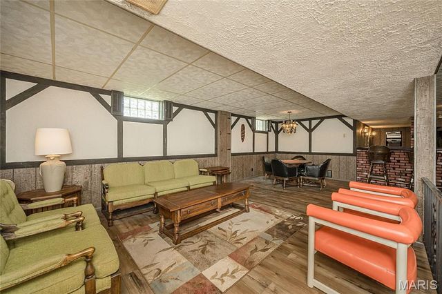 12050 Charwick Drive, St Louis, MO 63128