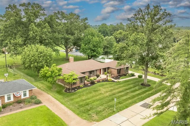 12050 Charwick Drive, St Louis, MO 63128