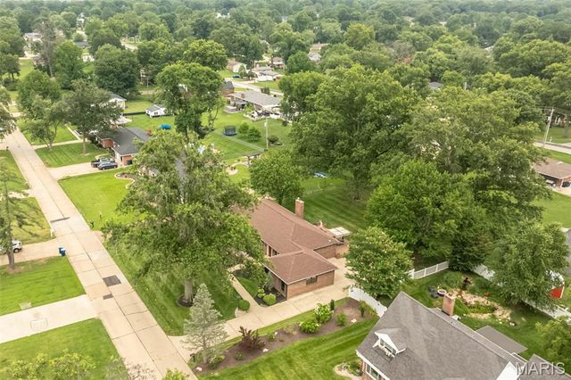 12050 Charwick Drive, St Louis, MO 63128