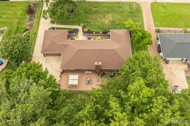 12050 Charwick Drive, St Louis, MO 63128