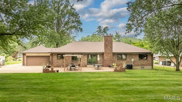 12050 Charwick Drive, St Louis, MO 63128