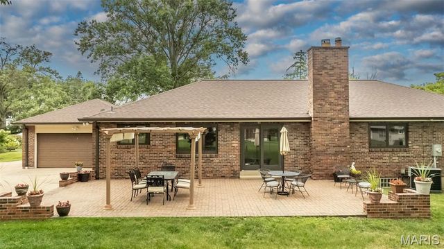 12050 Charwick Drive, St Louis, MO 63128