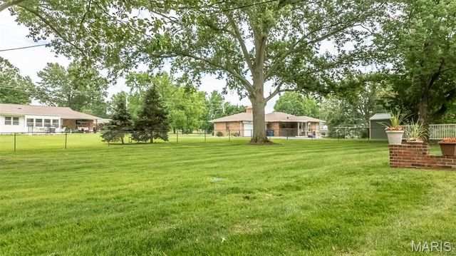 12050 Charwick Drive, St Louis, MO 63128
