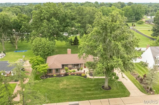 12050 Charwick Drive, St Louis, MO 63128