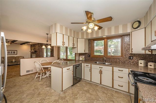 12050 Charwick Drive, St Louis, MO 63128