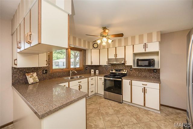 12050 Charwick Drive, St Louis, MO 63128