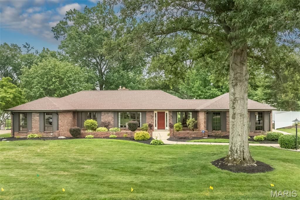 12050 Charwick Drive, St Louis, MO 63128