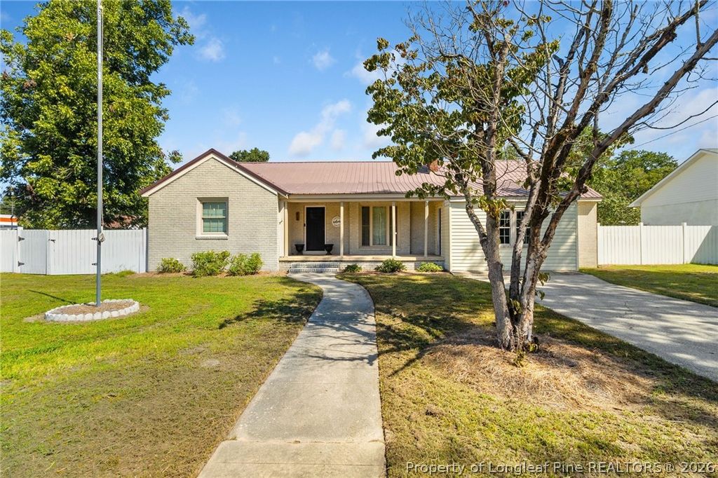 410 W Mclean Street, St Pauls, NC 28384 — exterior