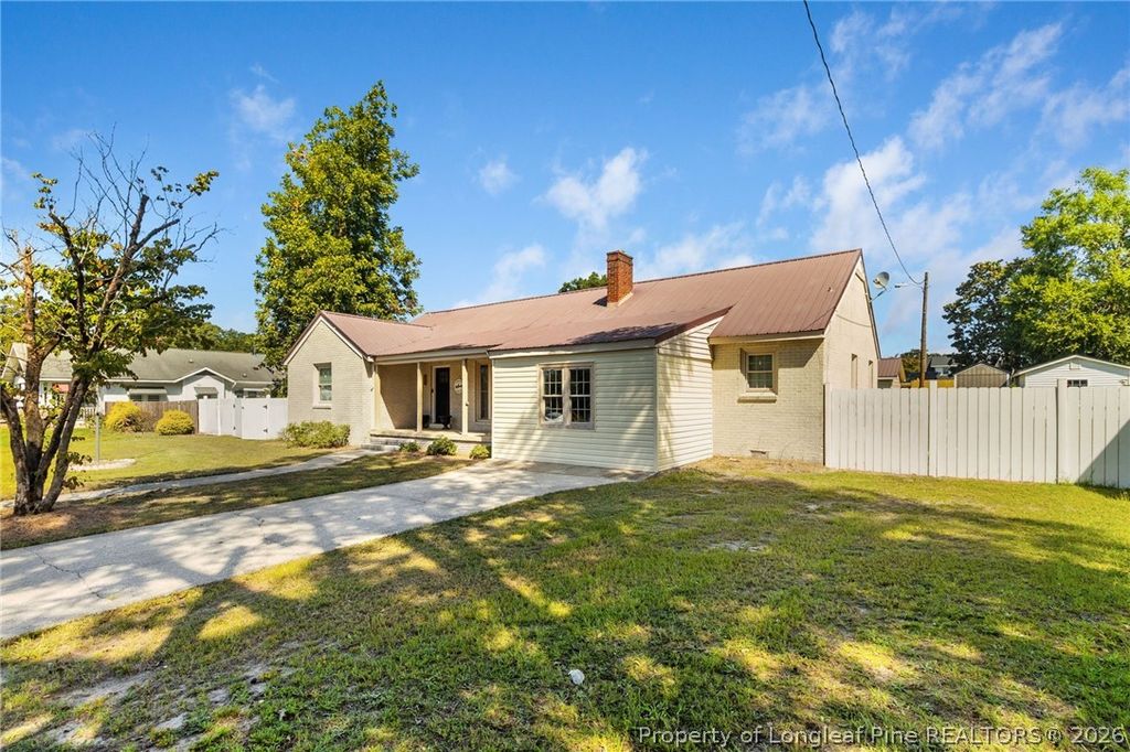 410 W Mclean Street, St Pauls, NC 28384 — photo 5