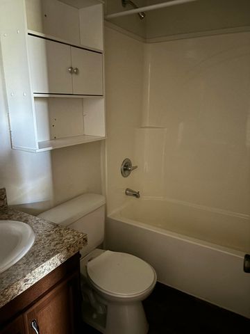 820 S Chinowth Road 70, Visalia, CA 93277