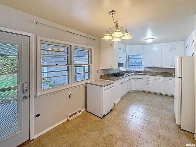 3855 26TH Avenue, Rock Island, IL 61201