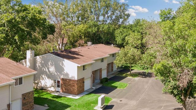17587 Pond Circle, Eden Prairie, MN 55346