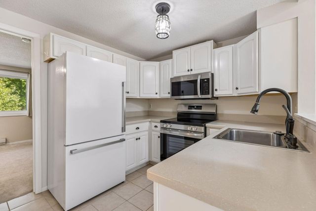 17587 Pond Circle, Eden Prairie, MN 55346