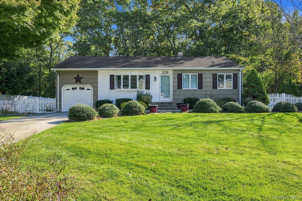 33 Shenandoah Boulevard, Port Jefferson, NY 11776 — exterior