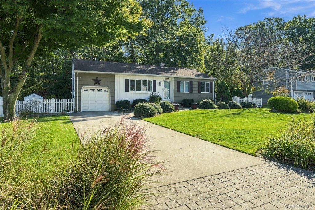 33 Shenandoah Boulevard, Port Jefferson, NY 11776 — photo 2